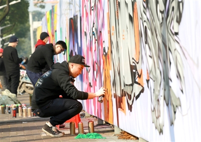 江南城區(qū)臨沅路上，涂鴉愛(ài)好者正在進(jìn)行街頭涂鴉藝術(shù)創(chuàng)作